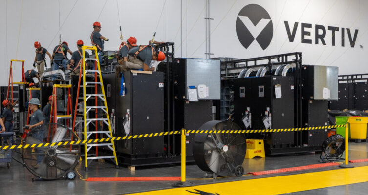 Una de las principales tendencias identificadas es la preparación para IA, que implica migrar desde modelos tradicionales de distribución energética híbrida AC/DC hacia arquitecturas DC de alto voltaje.