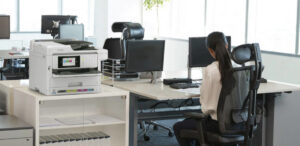 En términos de productividad, la WorkForce® Pro C-5891 ofrece velocidades de impresión de hasta 25 ppm ISO en negro y color, junto con una salida ultrarrápida de la primera página.