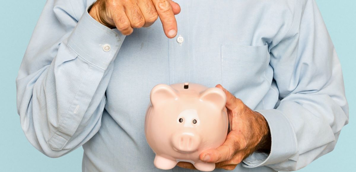 Invertir pequeñas sumas se vuelve parte de la rutina financiera diaria.