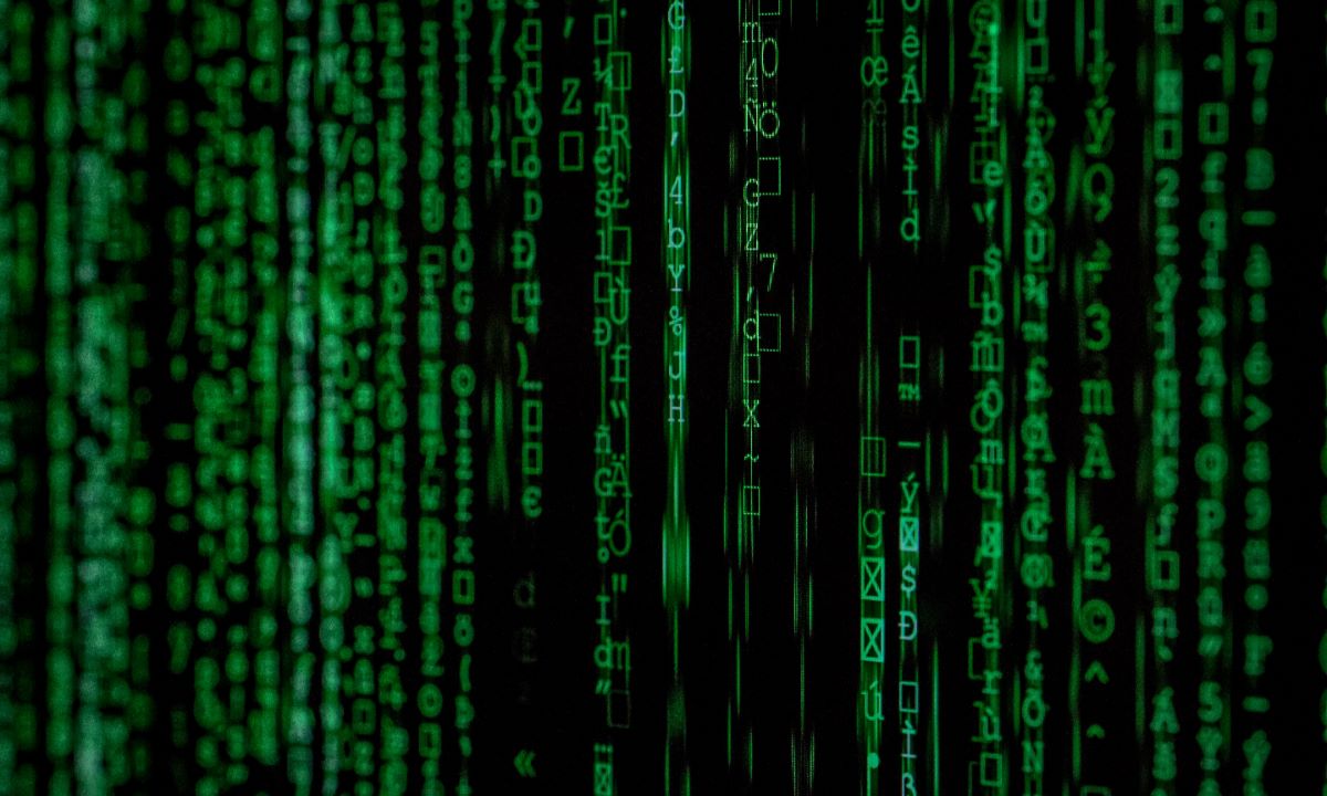La caída de grandes foros clandestinos no redujo la actividad ilícita: el cibercrimen se reorganiza en redes más fragmentadas y difíciles de monitorear.