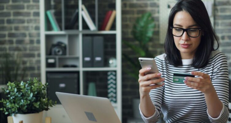Las plataformas de banca digital permiten a los usuarios realizar transacciones, pagos y consultas en tiempo real, desde cualquier lugar y dispositivo.
