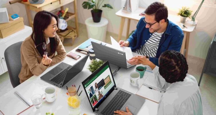 Laptops corporativas con IA, seguridad y gestión para el trabajo híbrido.