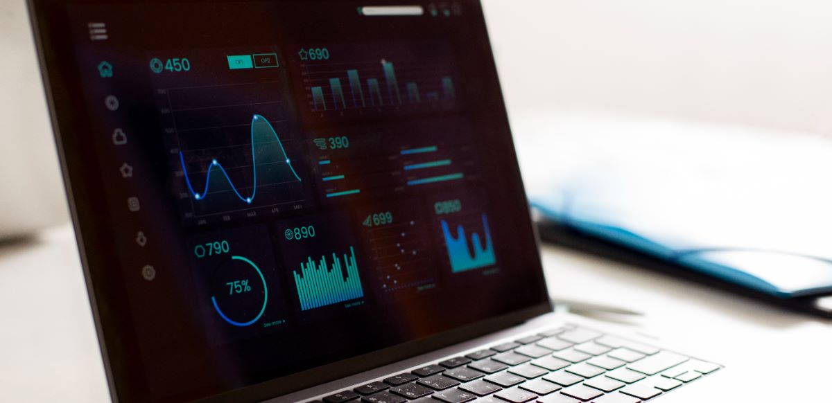 La adopción de inteligencia artificial requiere más que implementar un chatbot o adquirir licencias. Escalar estas tecnologías implica integrarlas con procesos, datos, gobernanza y objetivos de negocio.
