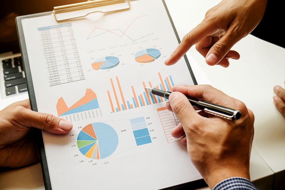 El 30% de los agentes analizados ya se encuentra en producción. Estas implementaciones registran un ROI en aproximadamente ocho meses y un aumento medio del 29% en la satisfacción del cliente.
