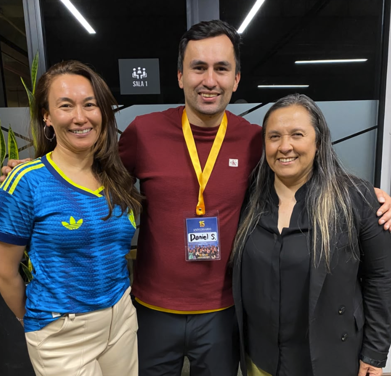 Izq. a Der. Sandra Suárez Acuña, Gerente General de SafeID, junto a Daniel Suárez Acuña, actual Director Comercial de SafeID y Claudia Camargo, Gerente de Producto de Check Point para LOL