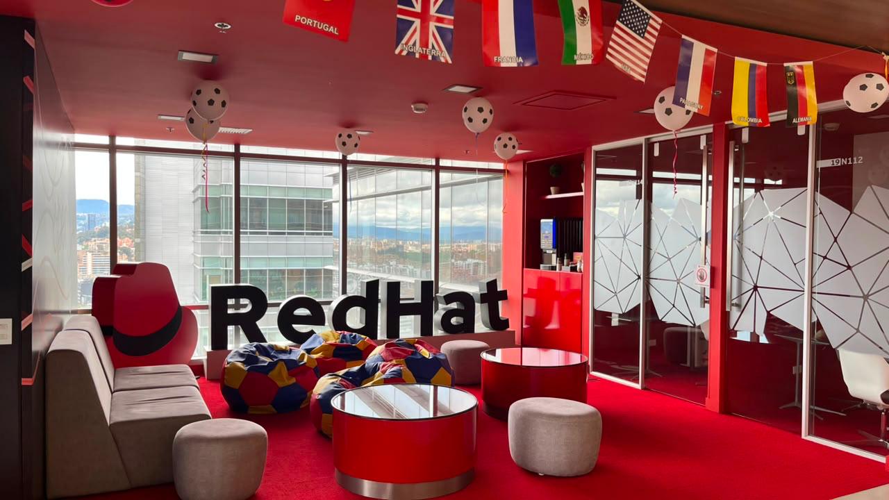 La adopción de agentes de IA, junto con modelos de nube híbrida y APIs seguras, marcará la próxima etapa de innovación en la banca, según Red Hat.