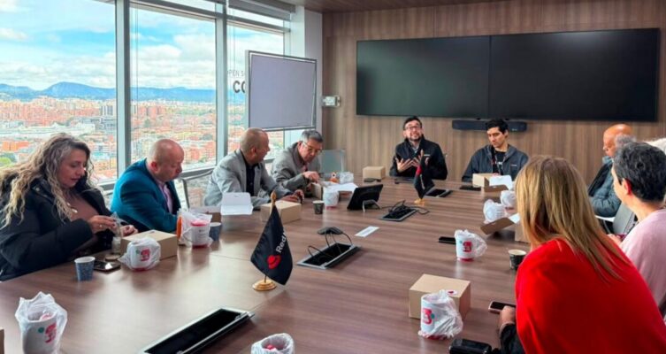 Directivos y especialistas de Red Hat analizaron en Bogotá el impacto que tendrán las Finanzas Abiertas, la inteligencia artificial y la nube híbrida sobre la evolución del sistema financiero.