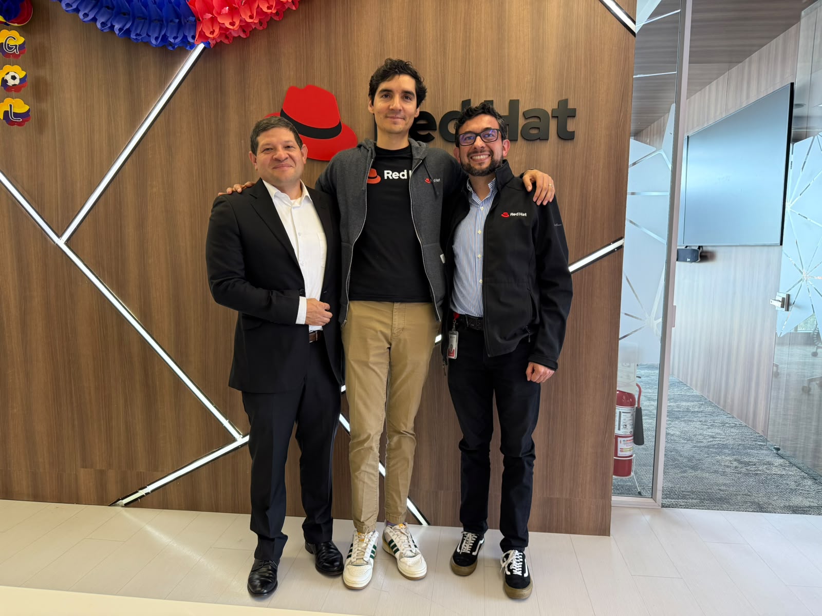 Los directivos de Red Hat que participaron del encuentro