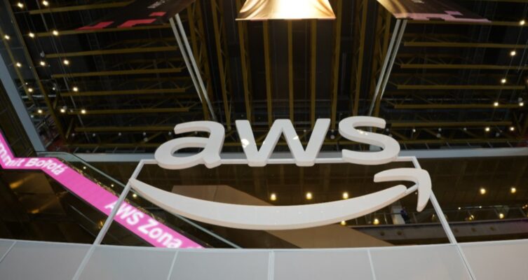 AWS presentó un estudio sobre la adopción de inteligencia artificial en Colombia.