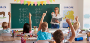 El uso de proyecciones interactivas incrementa hasta un 82% la atención y un 78% la retención, facilitando la inclusión de estudiantes neurodivergentes.