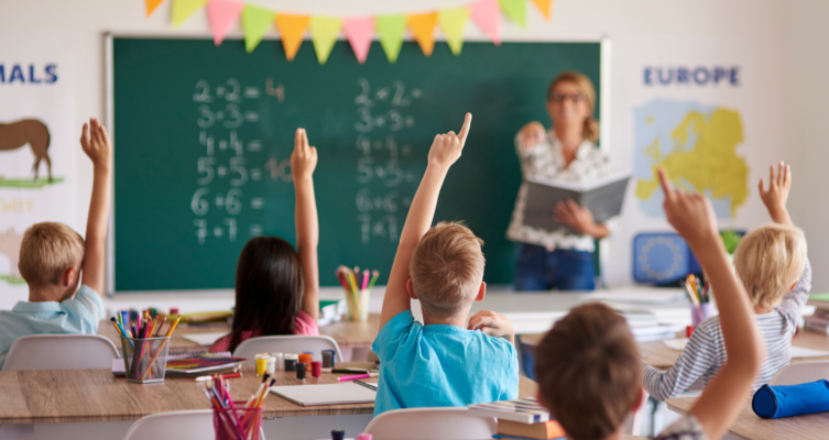 El uso de proyecciones interactivas incrementa hasta un 82% la atención y un 78% la retención, facilitando la inclusión de estudiantes neurodivergentes.