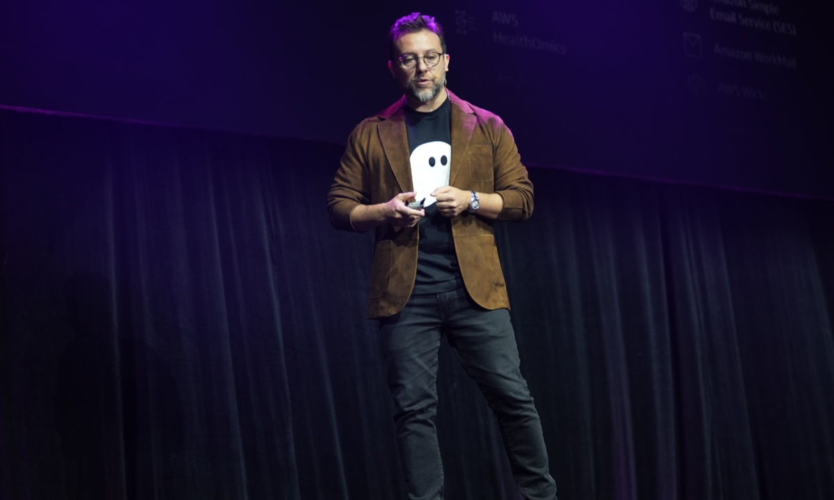Daniel Saldarriaga, gerente general de AWS en Colombia, presentó los hallazgos del estudio Desbloqueando el potencial de la IA en Colombia y resaltó la oportunidad del país para acelerar la transformación digital empresarial.