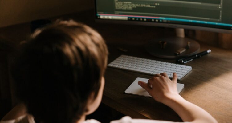Menores en internet: cómo protegerlos sin perder privacidad.