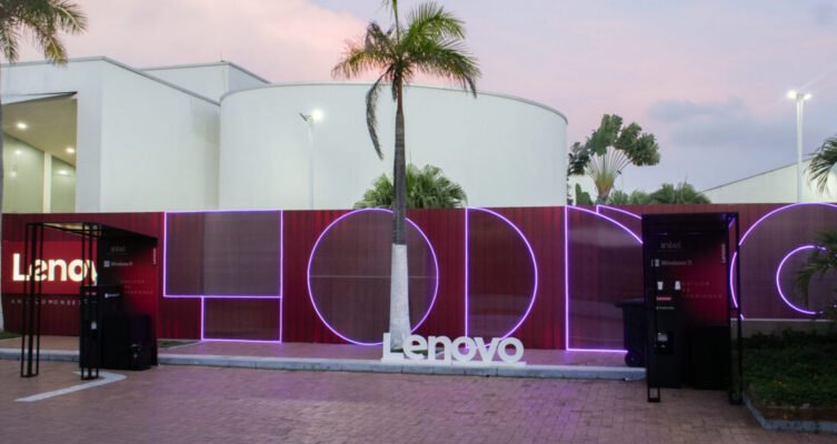 Lenovo presentó en ANDICOM 2026 Hybrid AI Advantage, una arquitectura que busca llevar la IA empresarial a escala sin perder control sobre datos, costos y seguridad.