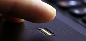 Las empresas avanzan hacia modelos de autenticación resistentes al phishing para proteger el acceso a aplicaciones, dispositivos y datos corporativos.