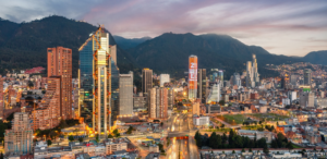 Bogotá busca consolidarse como un polo de infraestructura digital en América Latina, con 300 MW de capacidad de data centers en proyectos planeados, según Cushman & Wakefield.