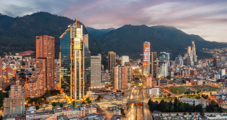 Bogotá busca consolidarse como un polo de infraestructura digital en América Latina, con 300 MW de capacidad de data centers en proyectos planeados, según Cushman & Wakefield.