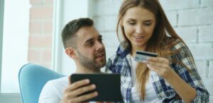 El 95% de los colombianos utiliza más de una entidad financiera, impulsando la transformación del sector bancario.