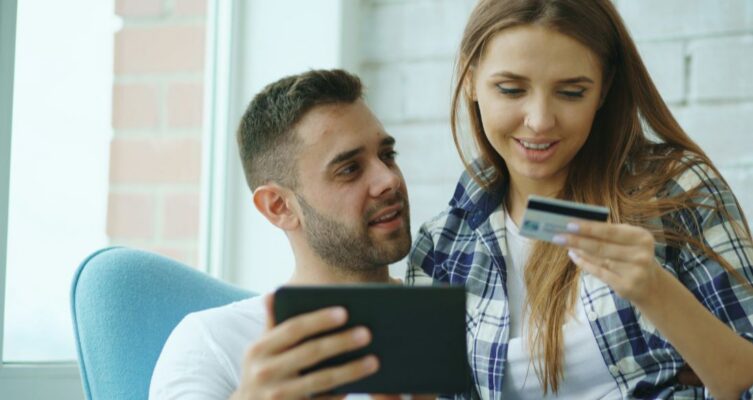 El 95% de los colombianos utiliza más de una entidad financiera, impulsando la transformación del sector bancario.