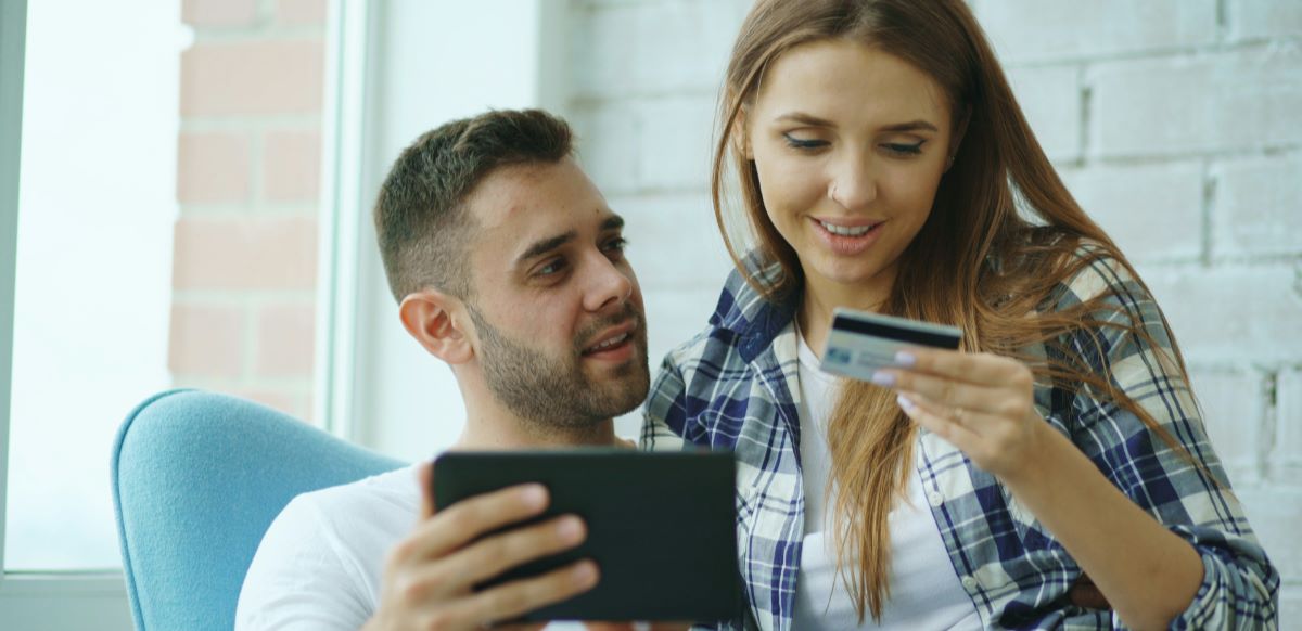 El 95% de los colombianos utiliza más de una entidad financiera, impulsando la transformación del sector bancario.