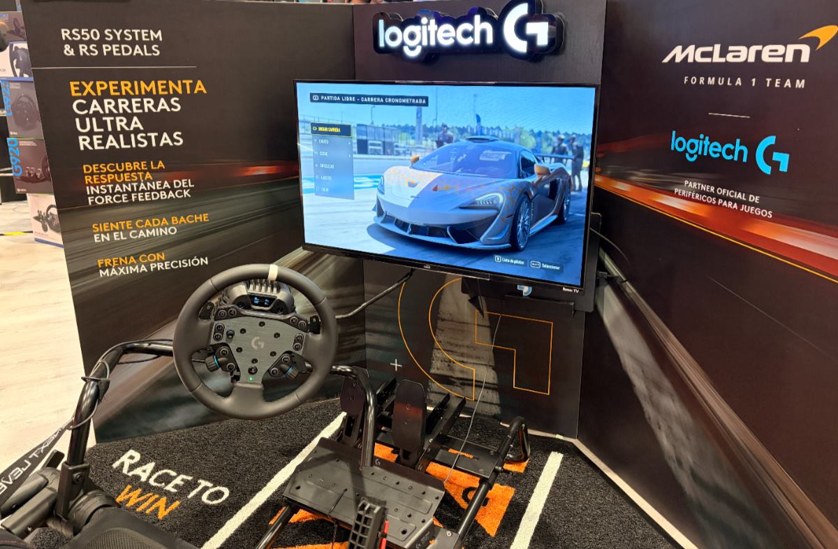 El simulador de Logitech G recrea una experiencia de conducción virtual en la que la precisión de los controles y la respuesta de los periféricos son fundamentales para el desempeño del jugador.