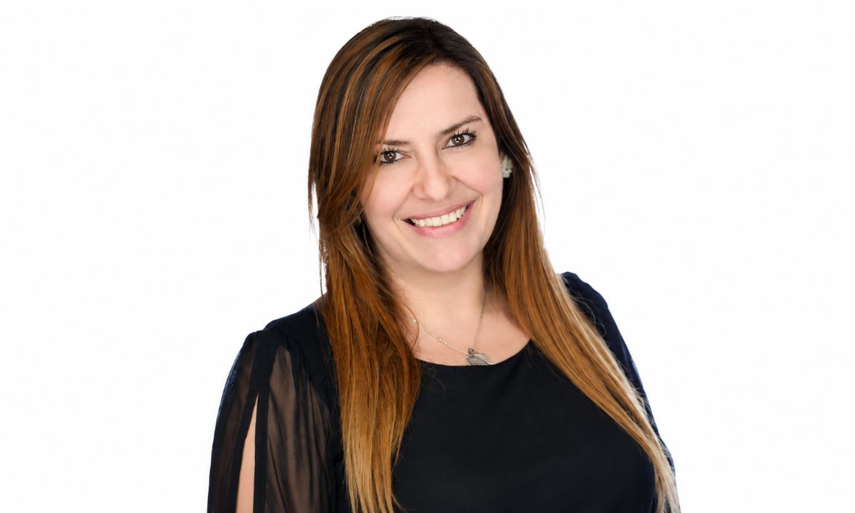 Mónica Casas, gerente de Ventas y Desarrollo de Negocios de AMD para Colombia, Centroamérica y el Caribe, destaca el papel del hardware en la adopción de la inteligencia artificial local en las empresas.