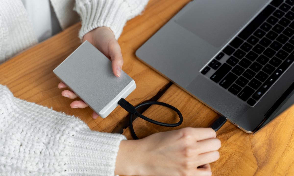 Trabajar con la laptop enchufada no daña necesariamente la batería. Para reducir su desgaste a largo plazo, conviene aprovechar los límites de carga disponibles y evitar las temperaturas elevadas.