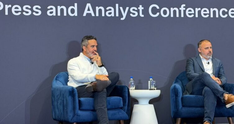 Alex Pujols, vicepresidente de Ingeniería de Soluciones de Ventas, y Jeremy Sawyer, vicepresidente de Estrategia y Planificación de Ventas de Cisco.