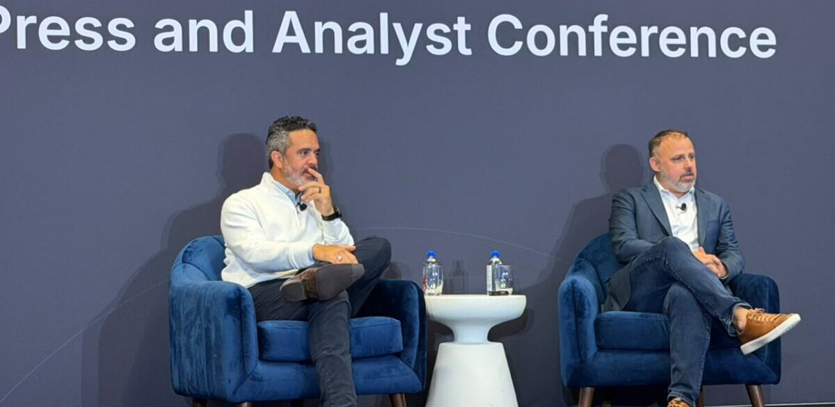 Alex Pujols, vicepresidente de Ingeniería de Soluciones de Ventas, y Jeremy Sawyer, vicepresidente de Estrategia y Planificación de Ventas de Cisco.