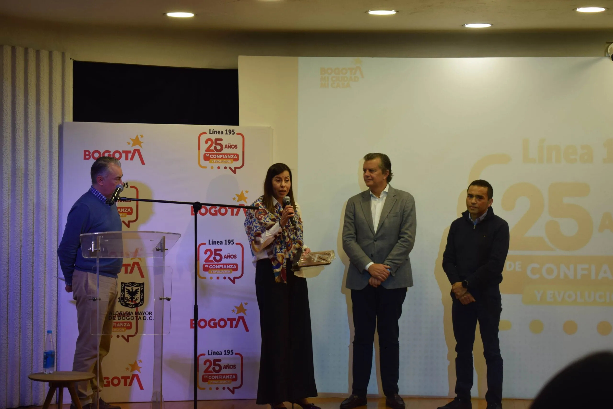 John Santafé, Gerente General de Outsourcing, Adriana Vargas Tamayo, subsecretaria de Servicio a la Ciudadanía y Alexander Aparicio, Gerente de Transformación Digital en DIPDIG.