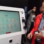 Alex permite a los ciudadanos realizar consultas en lenguaje natural y resolver de manera autónoma gran parte de las solicitudes relacionadas con trámites y servicios públicos.