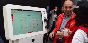 Alex permite a los ciudadanos realizar consultas en lenguaje natural y resolver de manera autónoma gran parte de las solicitudes relacionadas con trámites y servicios públicos.
