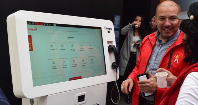 Alex permite a los ciudadanos realizar consultas en lenguaje natural y resolver de manera autónoma gran parte de las solicitudes relacionadas con trámites y servicios públicos.