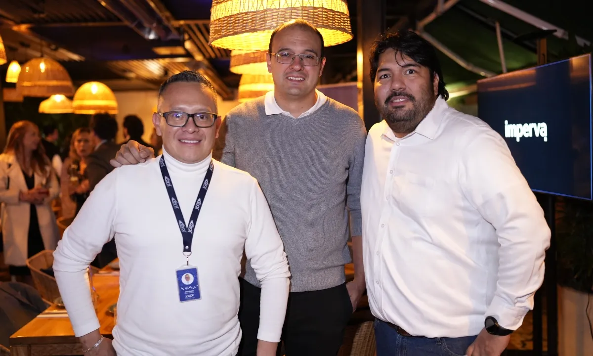 Diseñando oportunidades para un futuro próximo: así fue el cóctel de Licencias OnLine 2024 4 El evento sirve como plataforma para discutir innovaciones en la industria tecnológica, subrayando el papel de Licencias OnLine en la transformación digital y la adopción de soluciones avanzadas.