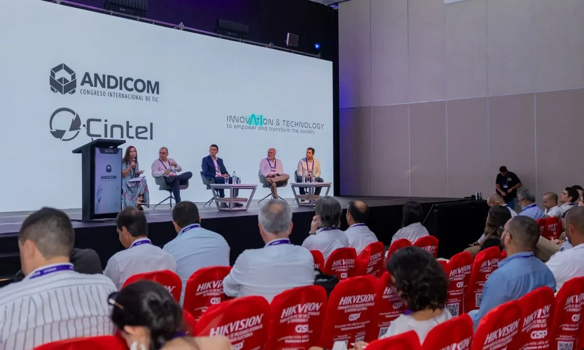 La inclusión de los usuarios es clave en la transición energética en Colombia 5 La importancia de la transicion energética, en ANDICOM 2024.