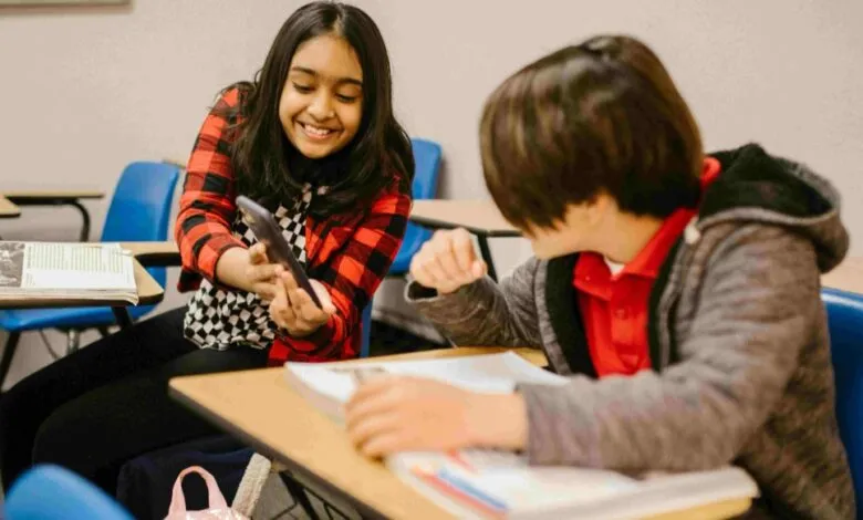 El 75% de los padres colombianos percibe un aumento en el tiempo que sus hijos pasan en línea 2 Jóvenes colombianos: Estudiantes del SENA reciben formación especializada en tecnología y mentorías de Globant para fortalecer sus competencias y mejorar su empleabilidad.