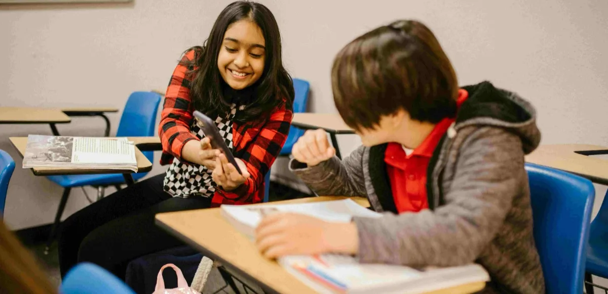 Más de 1000 jóvenes colombianos transformaron sus vidas gracias a la educación y desarrollo de carrera en TI 3 Jóvenes colombianos: Estudiantes del SENA reciben formación especializada en tecnología y mentorías de Globant para fortalecer sus competencias y mejorar su empleabilidad.