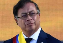 El presidente Gustavo Petro suspende la deportación de ciudadanos colombianos desde EE.UU., generando una rápida respuesta de sanciones por parte de Donald Trump, incluidos aranceles y restricciones de viaje.