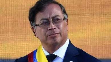 El presidente Gustavo Petro suspende la deportación de ciudadanos colombianos desde EE.UU., generando una rápida respuesta de sanciones por parte de Donald Trump, incluidos aranceles y restricciones de viaje.