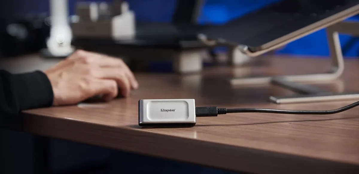 Día Mundial del Backup: ¿Cómo proteger y respaldar la información en un smartphone? 4 Conecta un SSD Kingston XS2000 a tu iPhone 15 y expande tu almacenamiento de manera rápida y eficiente.