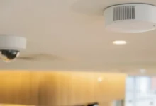 Los nuevos sensores AXIS D6210 y D6310 monitorean en tiempo real la calidad del aire en interiores, detectando contaminantes, vapeo y humo, y se integran fácilmente con cámaras y dispositivos IP de Axis Communications para una respuesta inmediata y eficiente.