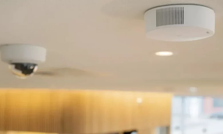Axis lanza sensores detectores de vapeo y contaminantes para mejorar la calidad del aire en interiores 2 Los nuevos sensores AXIS D6210 y D6310 monitorean en tiempo real la calidad del aire en interiores, detectando contaminantes, vapeo y humo, y se integran fácilmente con cámaras y dispositivos IP de Axis Communications para una respuesta inmediata y eficiente.