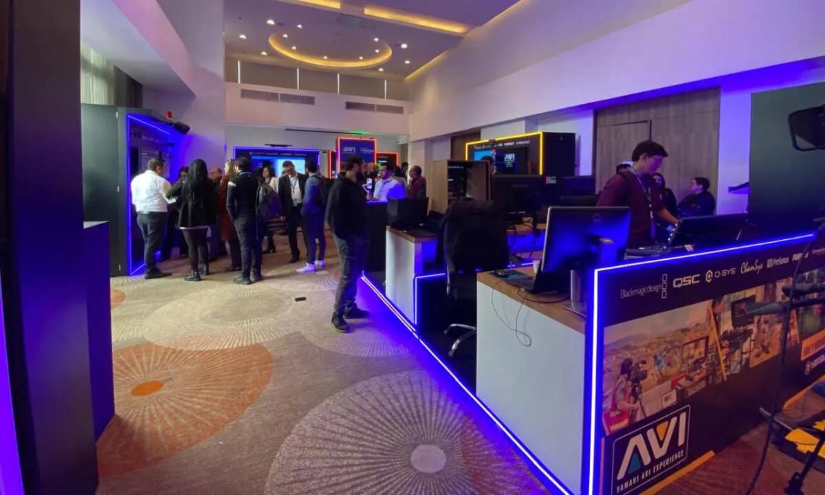 YAMAKI AVI Experience: la experiencia audiovisual de impacto que llegó a Bogotá 3 Asistentes exploran soluciones de automatización en una de las zonas interactivas del YAMAKI AVI Experience.