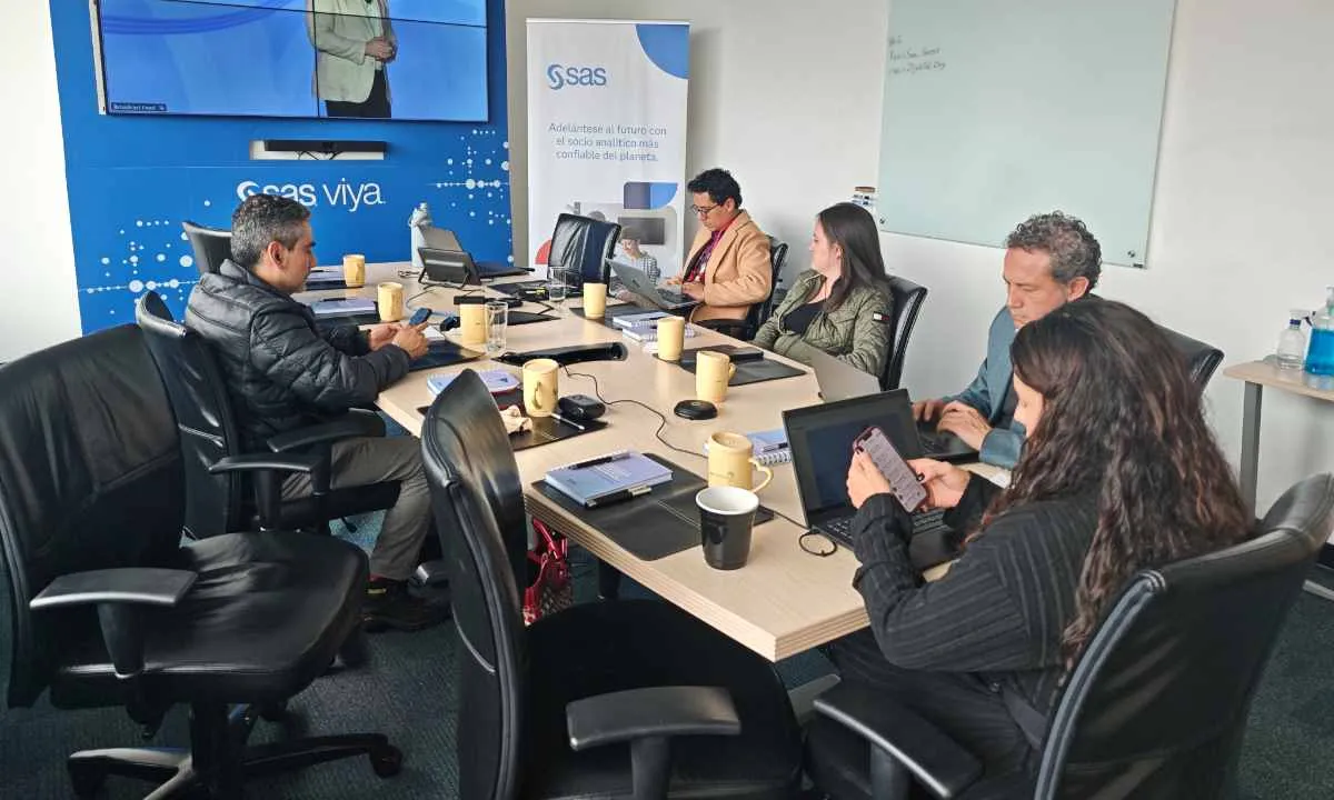 Los asistentes participaron en demostraciones tecnológicas y sesiones sobre el uso responsable de la inteligencia artificial.