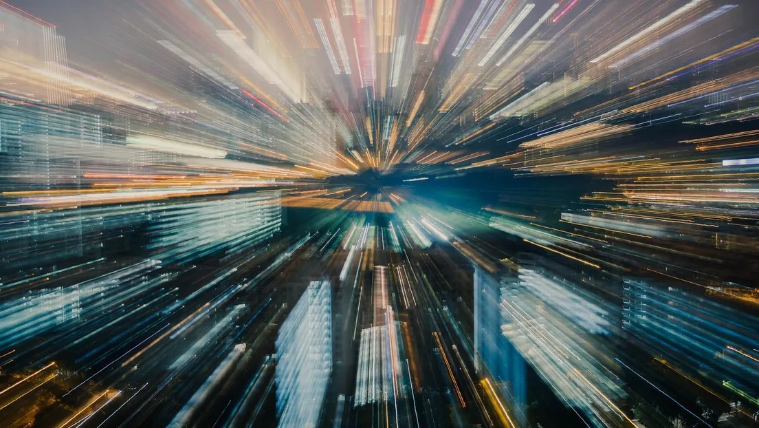 Redes cuánticas: cómo Cisco acelera el cómputo cuántico práctico 3 El entrelazamiento cuántico posibilita conexiones instantáneas entre nodos cuánticos, base para una red distribuida de computación cuántica.