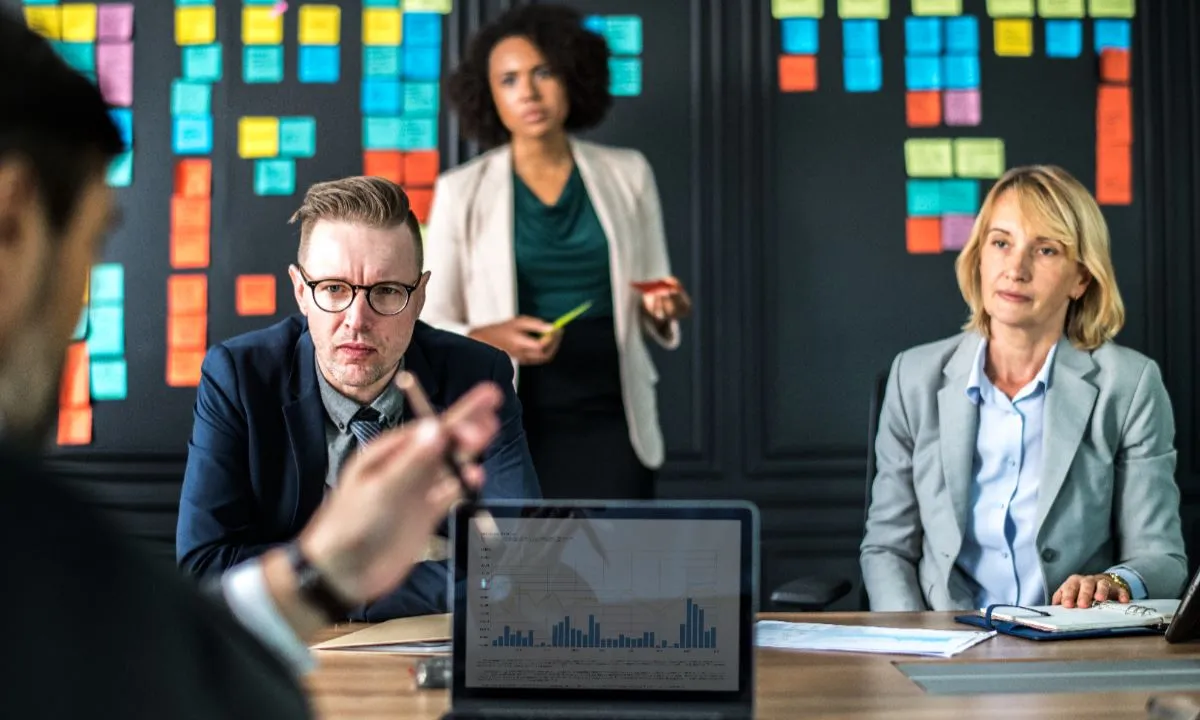 La atención al cliente del futuro es híbrida: IA y humanos, un solo equipo 4 Un equipo de diseñadores de experiencia (CX Design) entrena continuamente a la IA para personalizar respuestas y garantizar su fiabilidad.