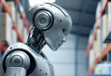 Robots móviles de Amazon transportan productos en uno de sus centros de distribución automatizados, donde la tecnología y la eficiencia van de la mano.