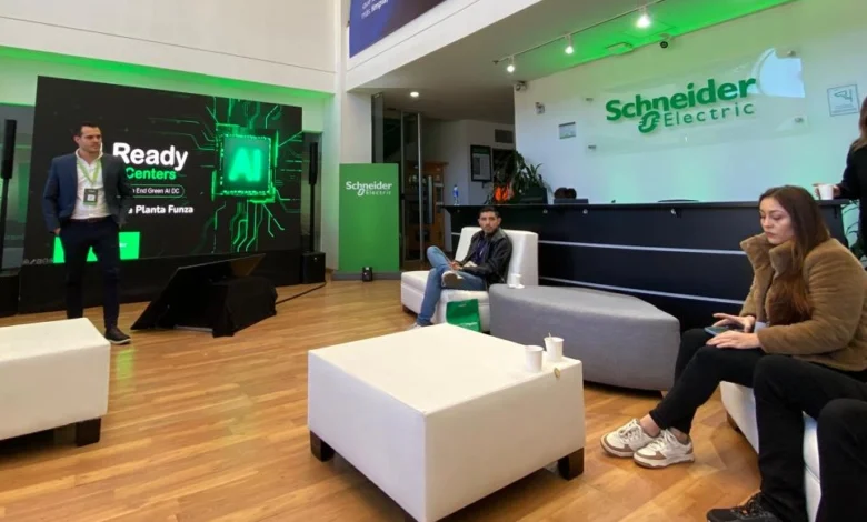 Schneider Electric impulsa la eficiencia energética en Colombia con innovación, canales y sostenibilidad 1 Schneider Electric refuerza su compromiso con el país y la región andina norte
