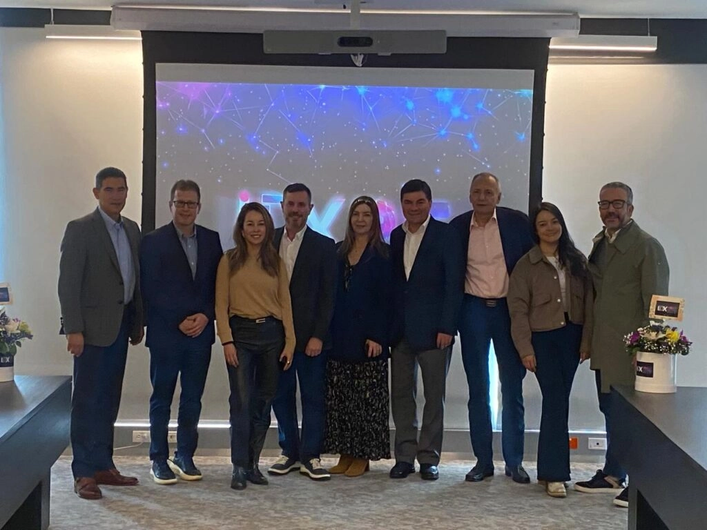 Jorge Ramírez, gerente de ventas segmento relacional de Lenovo; Juan Andrés Mejía, gerente general de Ingram Micro Colombia; Patricia Prieto, gerente de mercadeo de Lenovo; Augusto Roso, gerente general de Lenovo Colombia; Diana Pérez, country manager Motorola; Víctor Díaz, gerente general de Lenovo Data Center; Jaime Bejarano, gerente general Red Hat Colombia y Antonio González, Channel & SMB Manager de HP Inc.