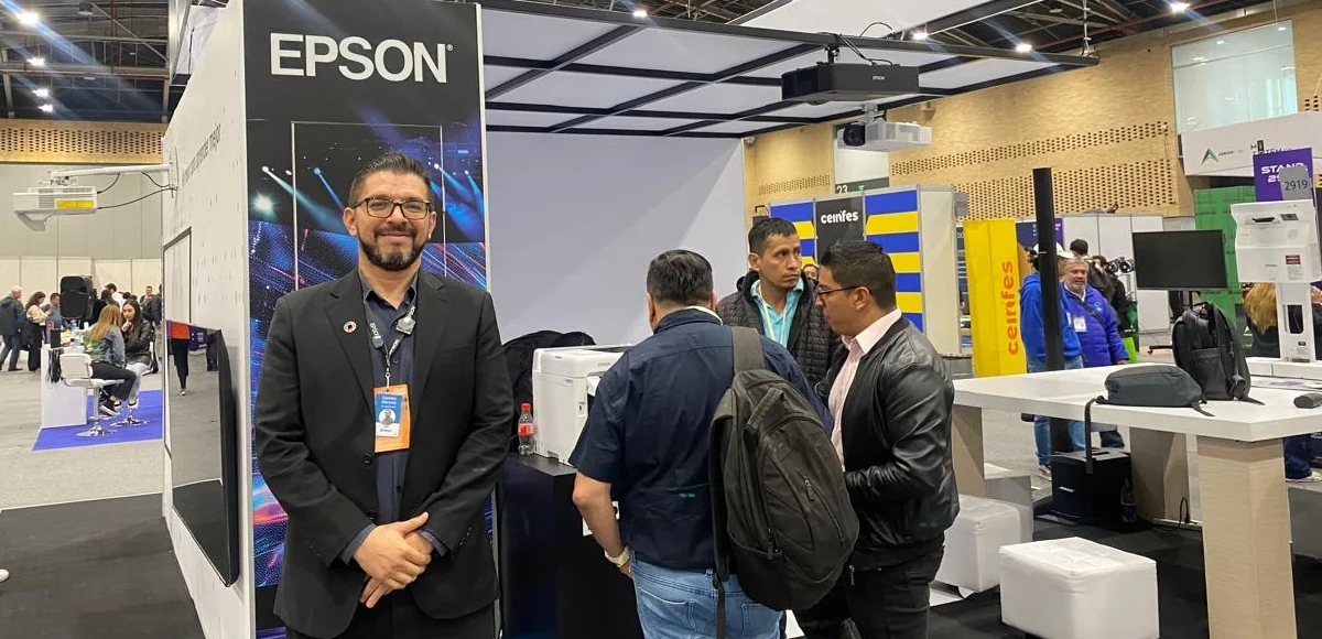 Epson revoluciona el ahorro en el punto de venta con su tecnología patentada de reducción de papel de hasta un 49% 4 Camilo Garzón, product manager de Epson Colombia para videoproyección comercial